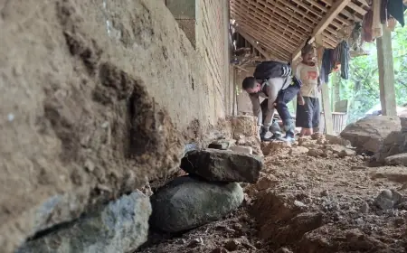 Tidak Punya Lokasi Lain, Keluarga di Trenggalek Tinggal di Rumah yang Terancam Ambruk akibat Tanah Gerak