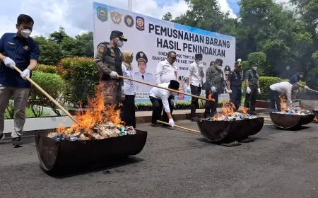 Bea Cukai Blitar Musnahkan Ratusan Ribu Batang Rokok Ilegal di Trenggalek, Wakil Bupati: “Apa Pun yang Ilegal Akan Kita Lawan”