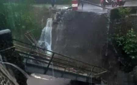 Baru Dibangun Kurang dari Setahun, Jembatan Darurat di Mojokerto Kembali Putus Diterjang Banjir