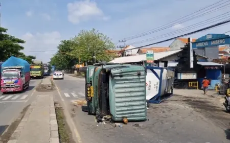 Truk Terguling di Gresik Akibat Sopir Mengantuk, Arus Lalu Lintas Lumpuh