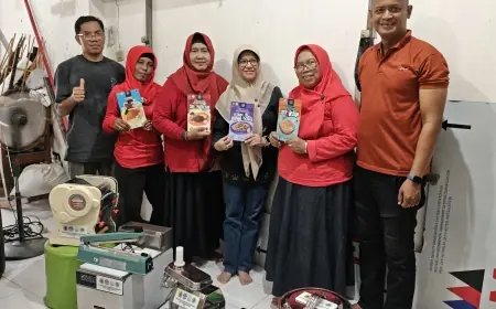 UWKS Hadirkan Kemasan Siap Jual untuk Produk UMKM Olahan Ikan Kampoeng Oase Ondomohen Surabaya