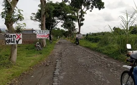 Warga Desa Butun Blitar 'Bersuara' Lewat Poster, Protes Jalan Rusak Tak Kunjung Tersentuh Perbaikan