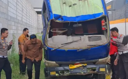 Truk Tangki Diduga Muatan Solar Terguling di JLS Tulungagung, Sopir Menghilang dan Nopol Tidak Sesuai