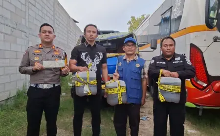 Polisi dan Disperindag Tulungagung Ambil Sampel Solar Truk Terguling di JLS Besuki
