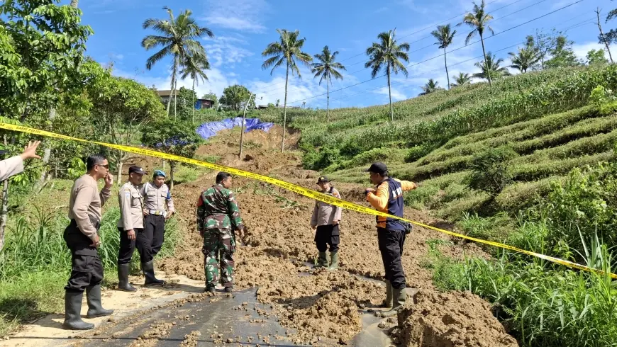 Longsor Tutup Jalan Tulungagung-Trenggalek di Pagerwojo, 17 Jam Belum Ada Penanganan