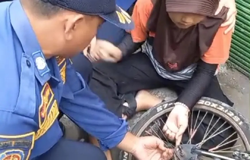 Jari Tangan Siswa di Gresik Terjepit Rantai Sepeda, Petugas Damkar Turun Tangan
