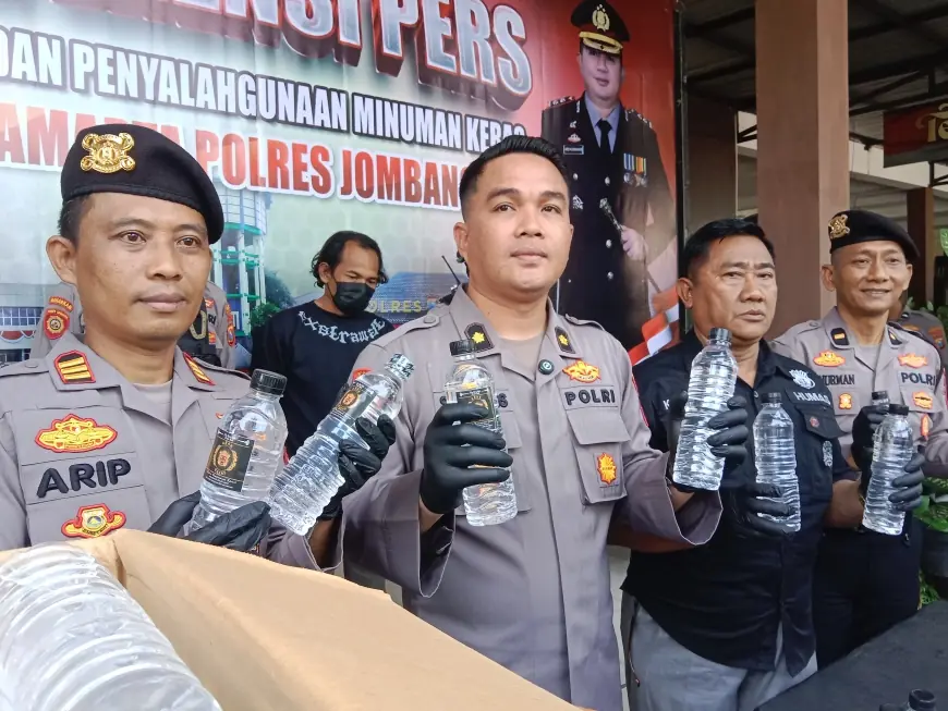 Polisi Sita 800 Botol Miras Jenis Arak Putih di Jombang, Seorang Tersangka Ditahan