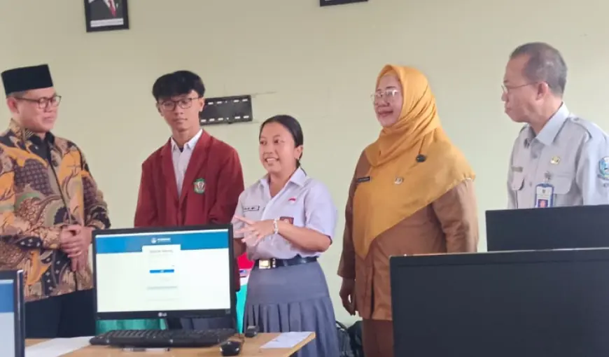 Staf Ahli Kemendikdasmen Tinjau Pelaksanaan TKA di Jember