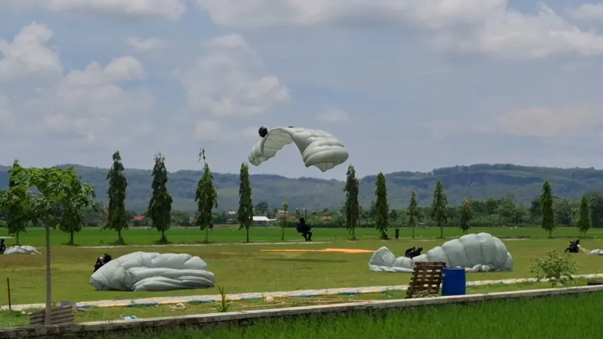 Latihan Terjun Payung Kopasgat Hebohkan Warga Tulungagung