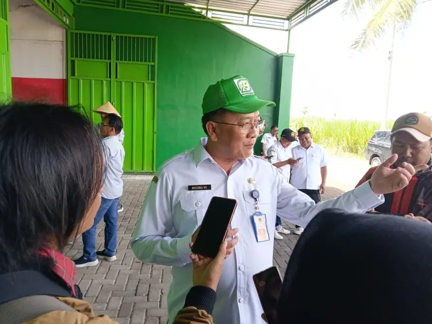 Jelang Tutup Giling, Petani Malang Kebut Tanam Tebu Musim Baru di Tengah Hujan Deras