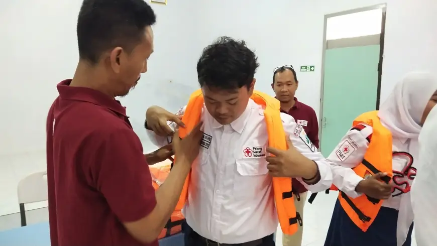 Pemkab Jember Salurkan Bantuan Pelampung untuk Delapan Unit KSR PMI