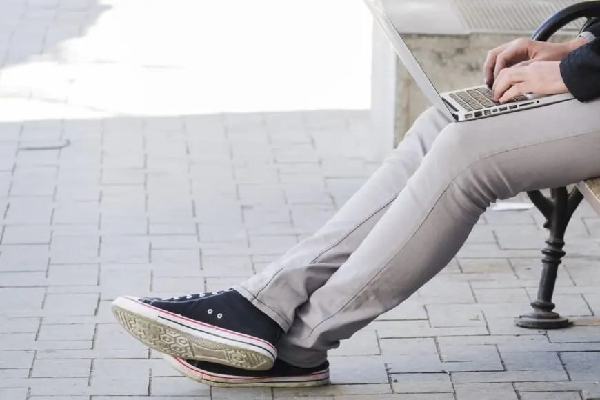 Sering Goyangin Kaki Tanpa Sadar? Kenali Gejala Restless Legs Syndrome