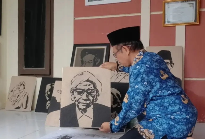 Kenang Jasa Pahlawan Lewat Karya Seni Lukis Pasir ala Pelukis Jombang
