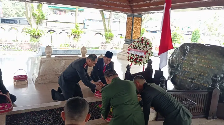Hari Pahlawan Ziarah ke Makam Proklamator, Wali Kota Blitar : Momentum Generasi Muda untuk Berefleksi