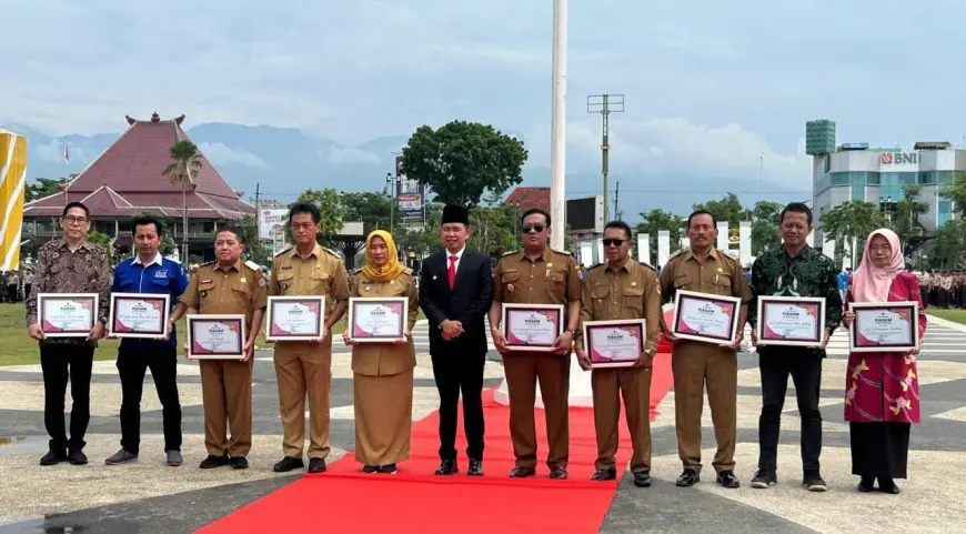 Bupati Jember Beri Penghargaan ASN Berprestasi, Tegaskan Pahlawan Masa Kini Adalah Pemberi Manfaat