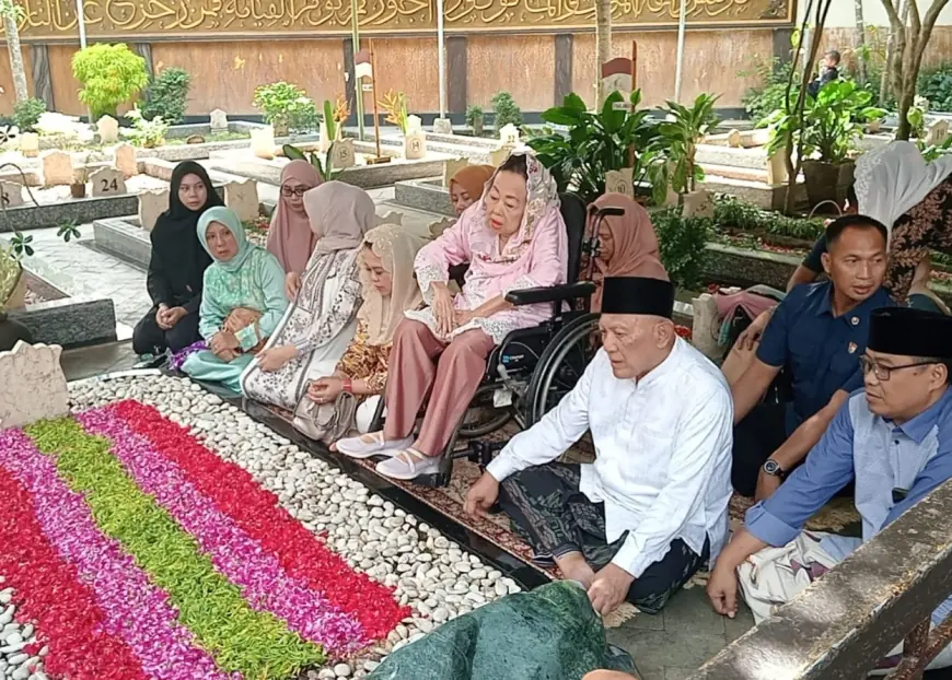 Sinta Nuriyah Ziarah ke Makam Gus Dur Pasca Penganugerahan Pahlawan Nasional