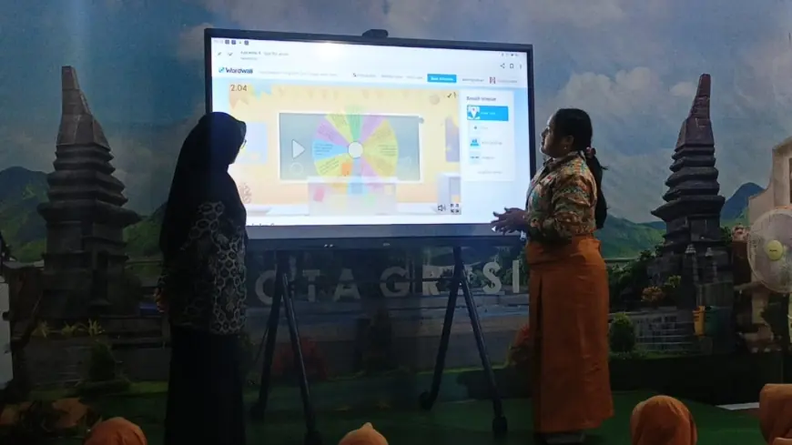 Program Prabowo, Sekolah di Gresik Mulai Gunakan Smart TV untuk Pembelajaran