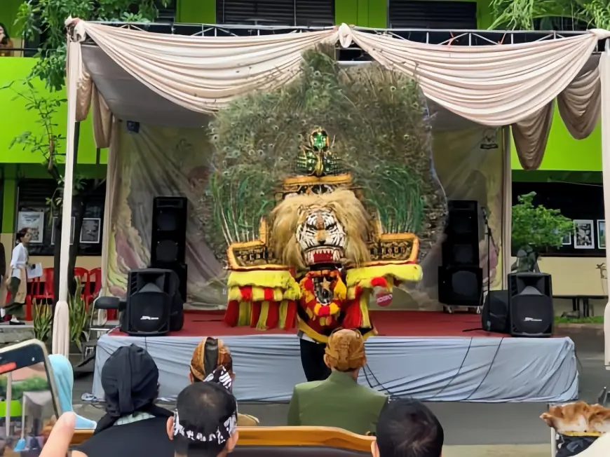 Harmoni Bahasa dan Budaya Warnai Peringatan Bulan Bahasa di SMAN 9 Surabaya