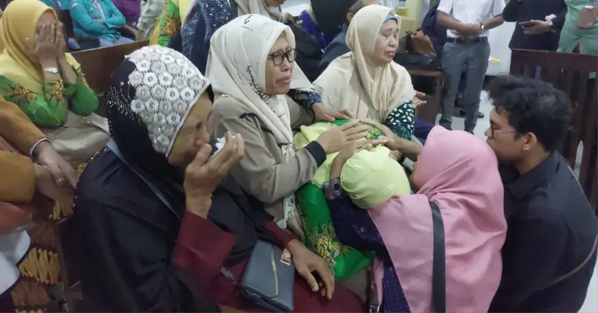 Ibu Ahmad Faiz Pingsan Usai Hakim PN Kota Kediri Tolak Gugatan Praperadilan