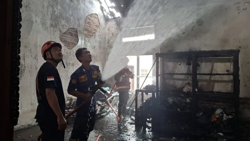Rumah Warga di Campurdarat Terbakar Saat Ditinggal Penghuninya Bekerja, Diduga Akibat Korsleting Listrik