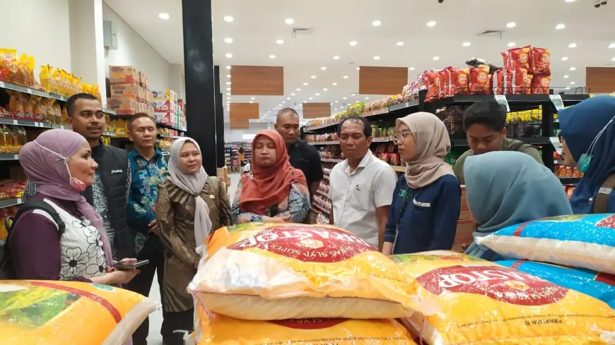 Satgas Pangan Sidak Murnimart Bondowoso, Temukan Produk Beras Pakai Kemasan Lama dengan Izin Edar Kedaluwarsa