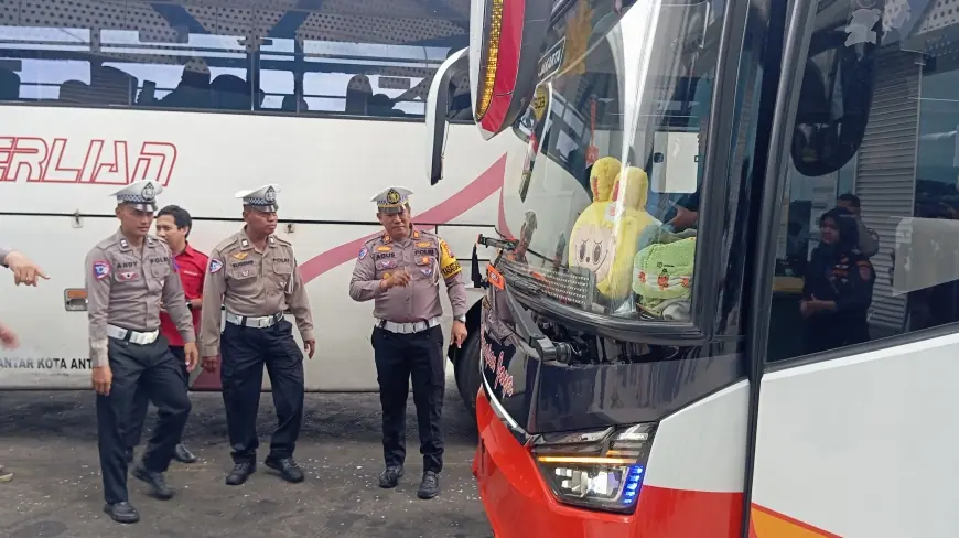 Awali Operasi Zebra Semeru 2025, Polres Blitar Kota Gelar Ramp Check dan Tes Urine Sopir Bus