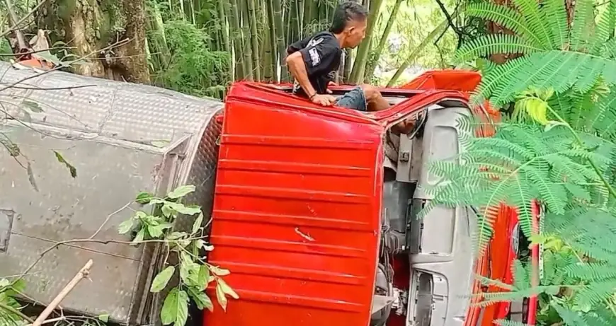 Diduga Rem Blong, Truk Tangki Terjun ke Jurang Pacet Mojokerto