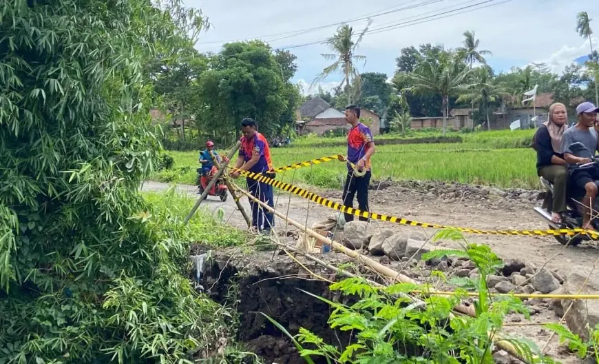 Tanah Longsor di Kejawan Grujugan Bondowoso, Jalan Desa Terkikis Hingga 2,5 Meter