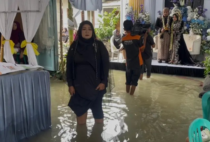 Momen Acara Resepsi Pernikahan di Jombang Dalam Kepungan Banjir