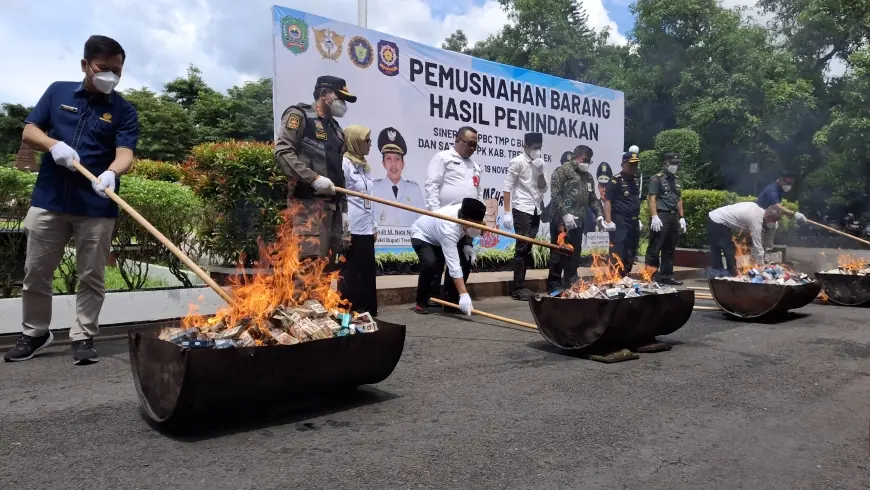 Bea Cukai Blitar Musnahkan Ratusan Ribu Batang Rokok Ilegal di Trenggalek, Wakil Bupati: “Apa Pun yang Ilegal Akan Kita Lawan”