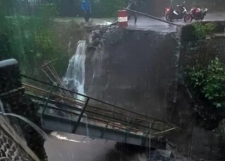 Baru Dibangun Kurang dari Setahun, Jembatan Darurat di Mojokerto Kembali Putus Diterjang Banjir