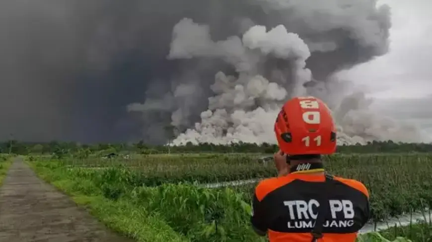 Semeru Masih Berstatus Awas, Catat 25 Kali Letusan dalam 6 Jam