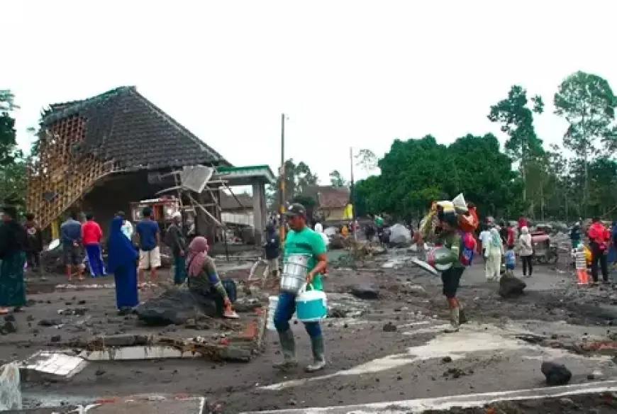Tiga Warga Luka, Ribuan Jiwa Mengungsi Akibat Erupsi Semeru