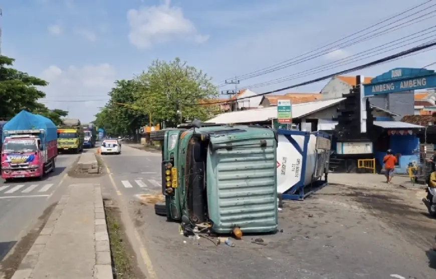 Truk Terguling di Gresik Akibat Sopir Mengantuk, Arus Lalu Lintas Lumpuh