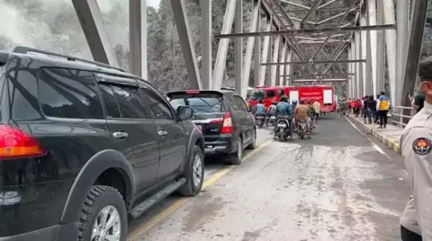 Petugas Gabungan Mulai Bersihkan Material Vulkanik Pascaletusan Semeru