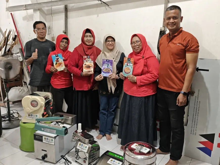 UWKS Hadirkan Kemasan Siap Jual untuk Produk UMKM Olahan Ikan Kampoeng Oase Ondomohen Surabaya