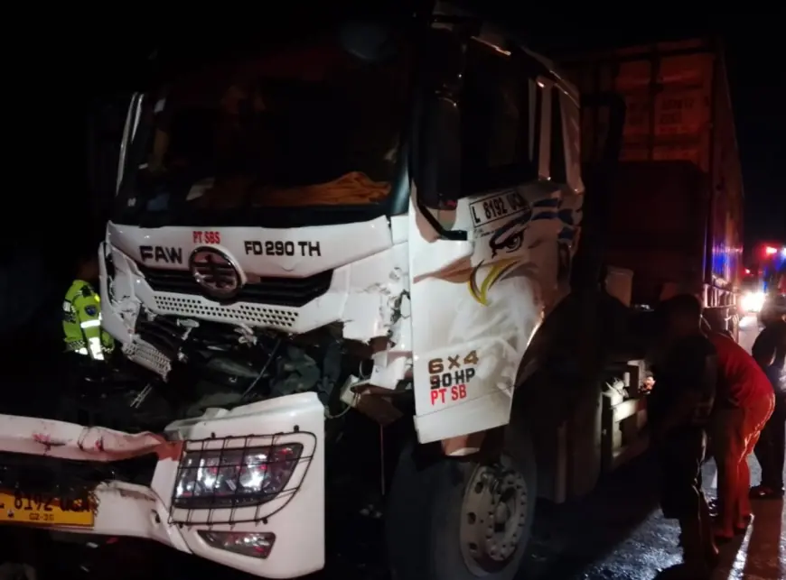 Dua Truk dan Satu Bus Terlibat Kecelakaan Beruntun di Jombang