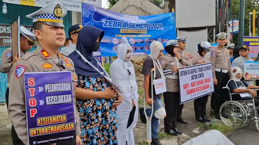 Cara Unik Satlantas Tulungagung Tekan Angka Kecelakaan, Hadirkan Korban Kecelakaan dan Pocong di Perempatan