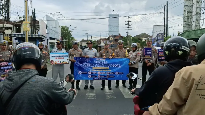 Cara Unik Satlantas Tulungagung Tekan Angka Kecelakaan, Hadirkan Korban Kecelakaan dan Pocong di Perempatan