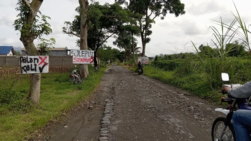 Warga Desa Butun Blitar 'Bersuara' Lewat Poster, Protes Jalan Rusak Tak Kunjung Tersentuh Perbaikan