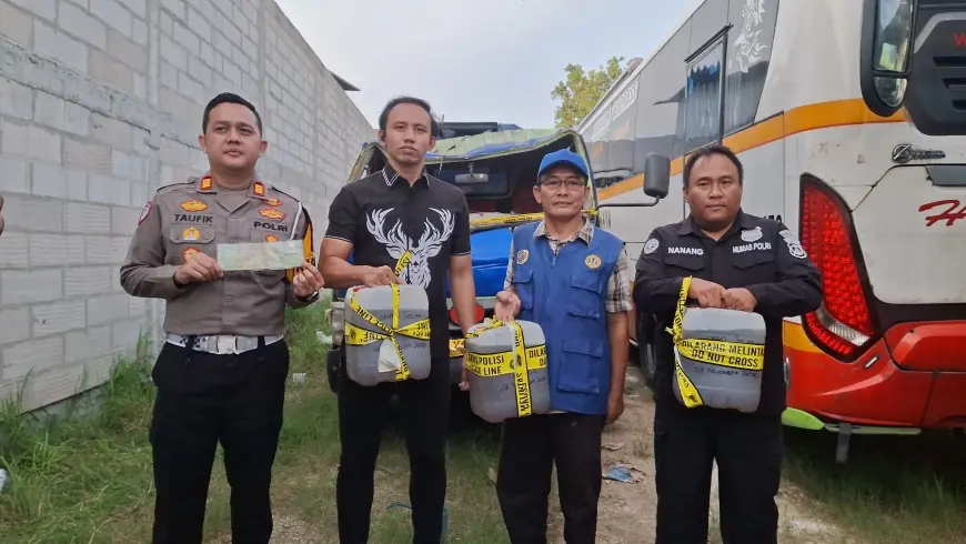 Polisi dan Disperindag Tulungagung Ambil Sampel Solar Truk Terguling di JLS Besuki