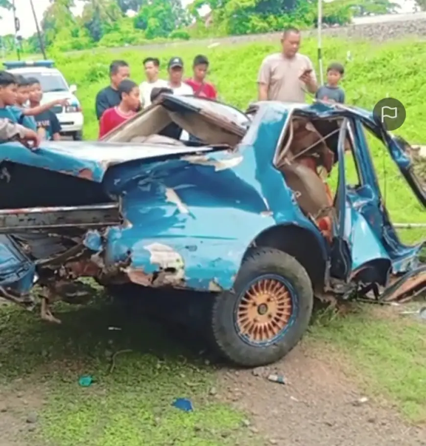 Braaak! Sedan Accord Ditabrak KA Mutiara Timur, 4 Orang Meninggal Dunia