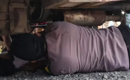 Tertabrak Truk Saat Menyeberang, Pelajar SMP di Tulungagung Alami Luka-Luka