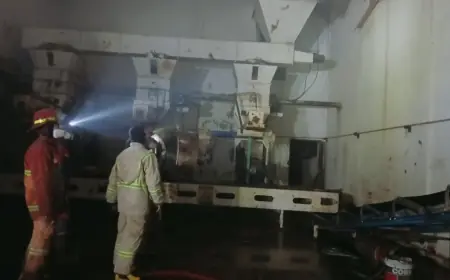 Diduga Dipicu Percikan Las, Gudang Serbuk Kayu di Jombang Terbakar Hebat