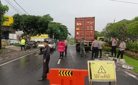 Truk Hino Alami Rem Blong, Seruduk Taman Kota Kawasan Sultan Agung