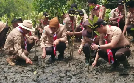 Gubernur dan Pramuka Jawa Timur Gelar Aksi Bersih Pantai dan Tanam Mangrove di Cengkrong Trenggalek