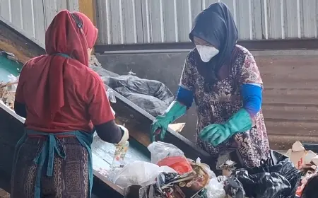 Risiko Terpapar Mikroplastik, Upah Pekerja Sampah Perempuan di Gresik Jauh dari UMK