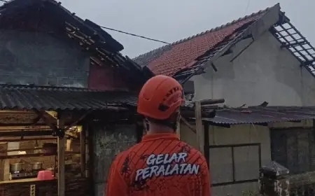Angin Puting Beliung Menyapu 80 Rumah di Gresik, Jaringan Listrik Terputus