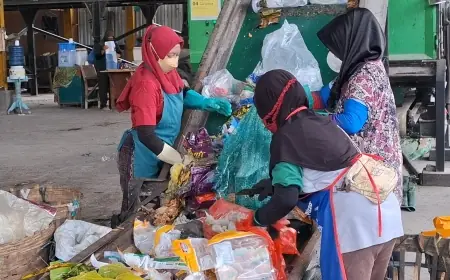Tak Hanya Mikroplastik, Pekerja Sampah di Gresik Dibayangi Resiko Tetanus