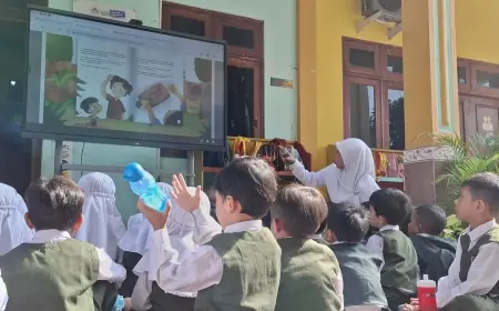 Guru di Gresik Didorong Berinovasi Menggunakan Interactive Flat Panel